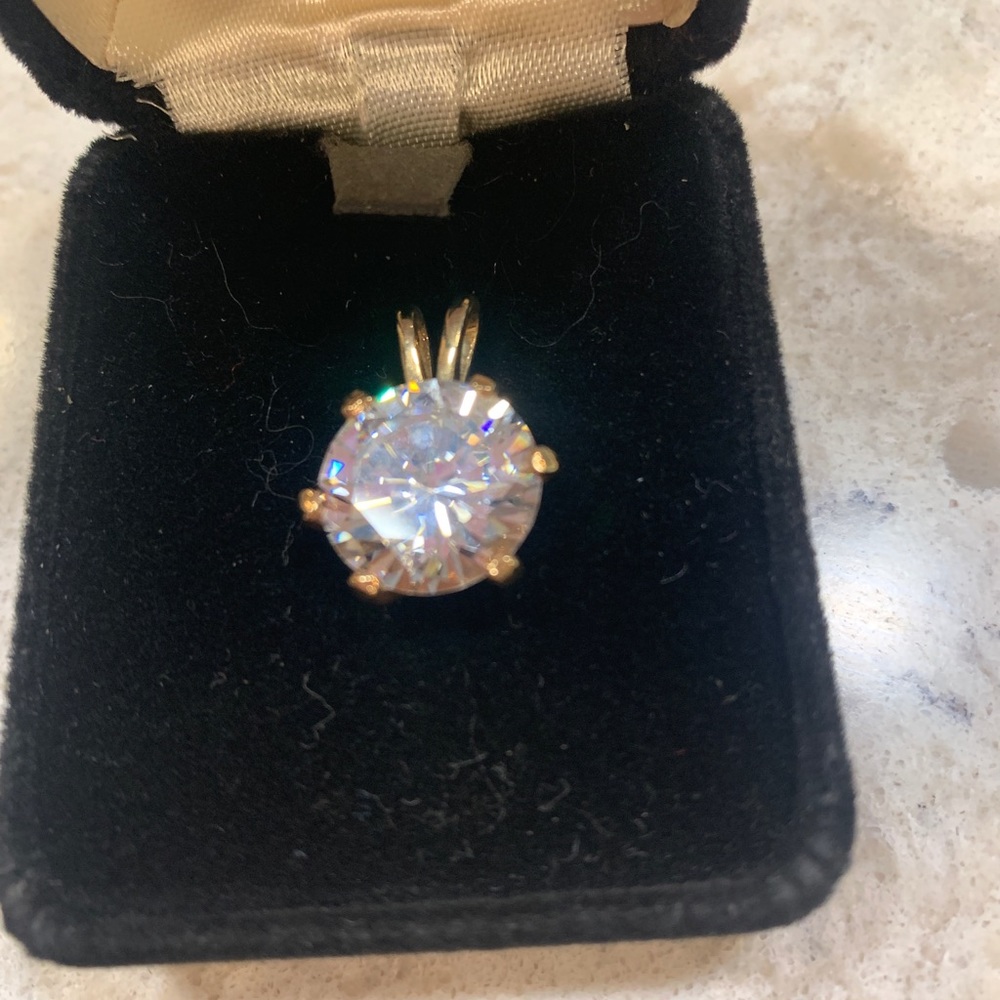Cubic zirconia pendant